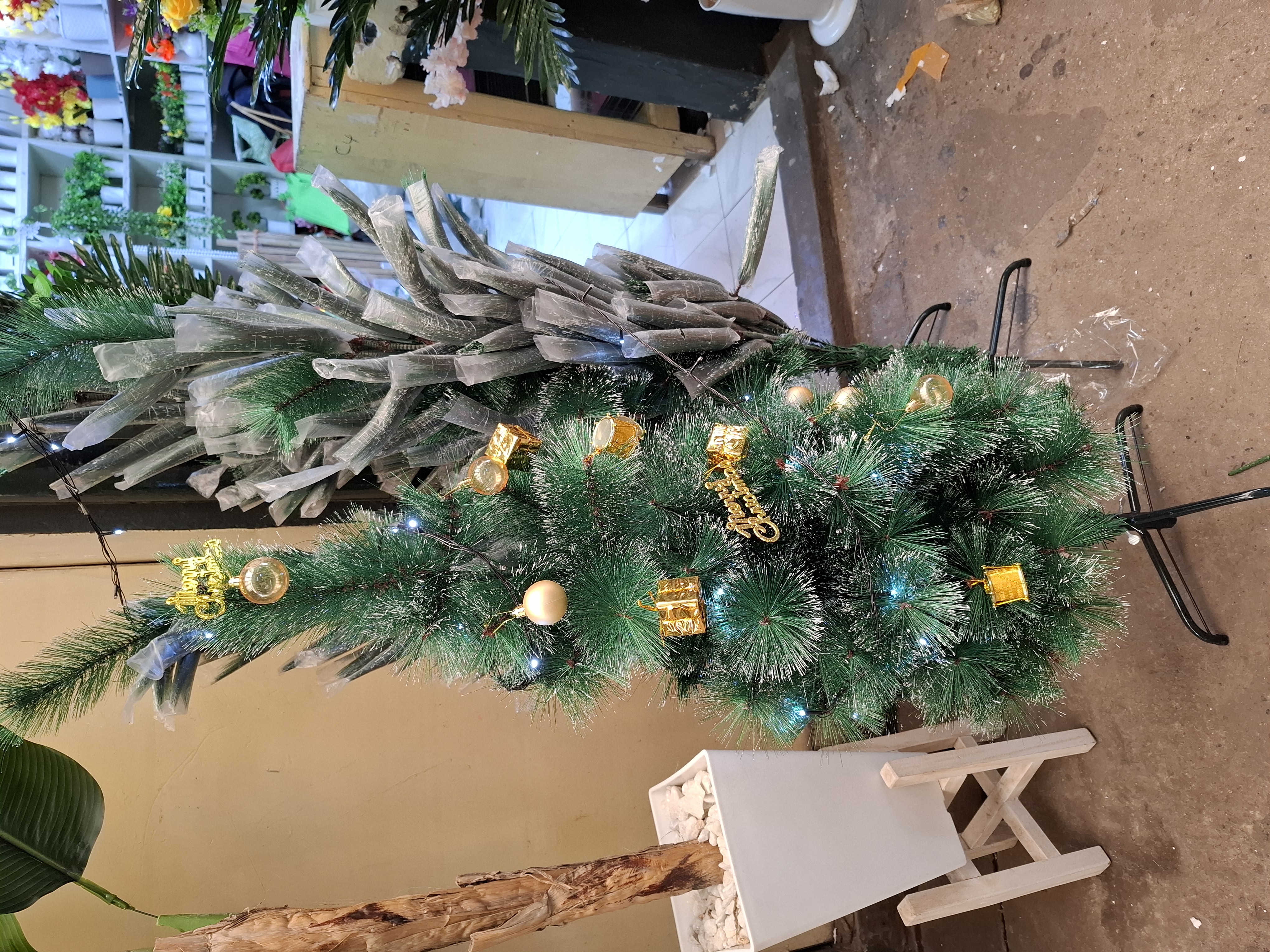 Christmas Tree (1.2m + decor)